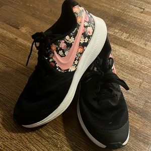 Girls Nike tennis shoes